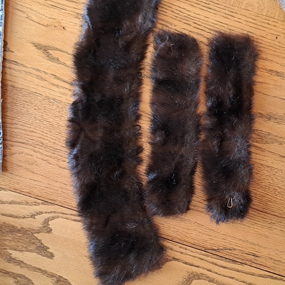 Jones New York Denim Jacket with detachable faux fur collar and cuffs. - Picture 6 of 6